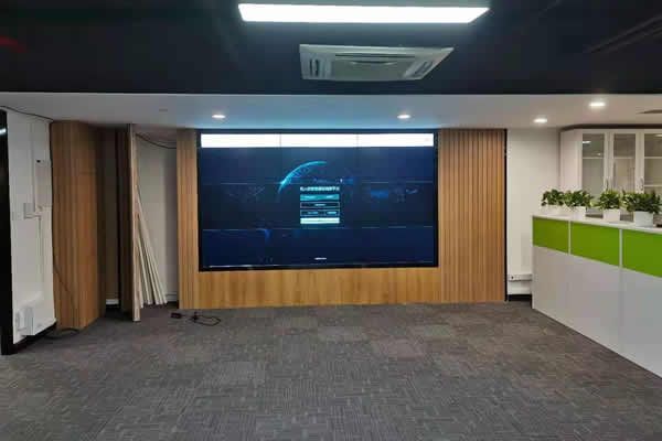 液晶拼接屏與OCB小間距LED顯示屏有什么區(qū)別？