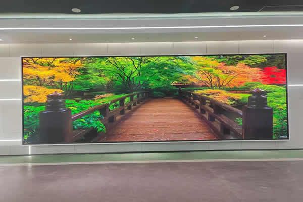 電視臺直播間的主播背景墻大屏是什么，用那種好？