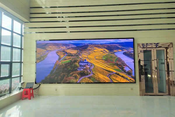 會(huì)議室LED顯示屏用P1.53的好，還是P1.86的好？